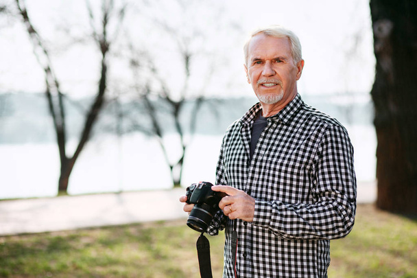 Glad senior man doing photography - Foto, afbeelding