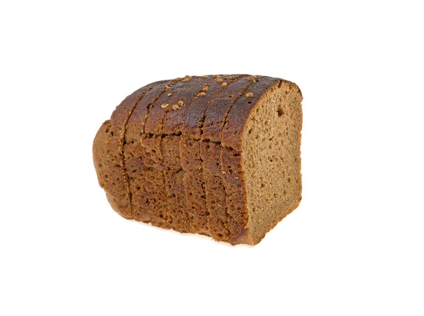 ένα κομμάτι σκούρο ψωμί σε λευκό φόντο - Φωτογραφία, εικόνα