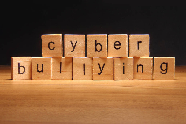 El acoso cibernético es inaceptable. Cuando ves bullying, hay cosas seguras que puedes hacer para detenerlo.
.  - Foto, Imagen