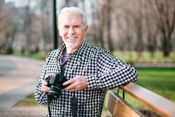Cheerful mature man capturing moment - Foto, Imagen