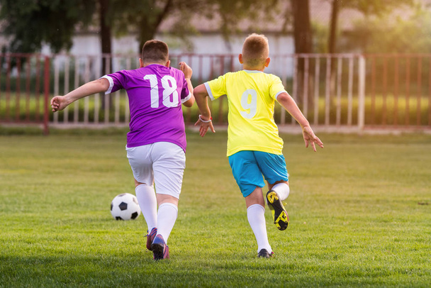 Jeunes enfants joueurs match sur le terrain de soccer
 - Photo, image