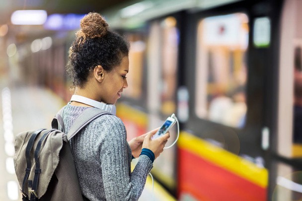 junge Frau benutzt Handy in U-Bahn - Foto, Bild