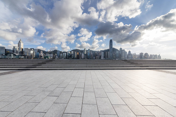 Panoramiczne panoramy i nowoczesne biurowce biznesowe z pustą drogą, pustą betonową podłogą kwadratową - Zdjęcie, obraz