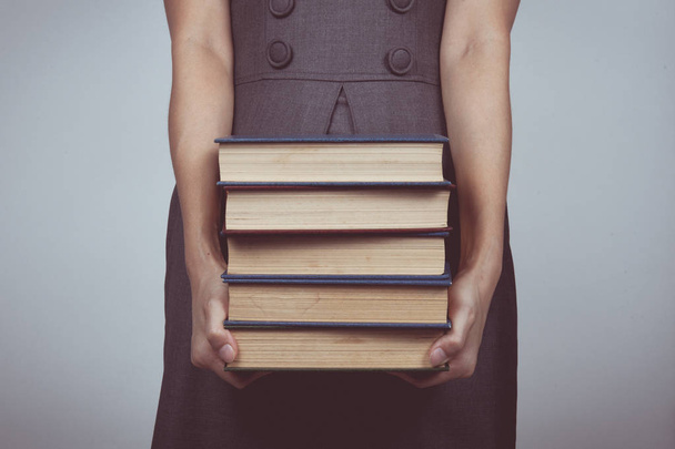 Ton vintage de femme portant une pile de livres au bureau
 - Photo, image