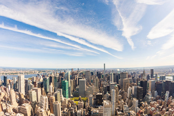 Vista aerea di New York, paesaggio urbano da elicottero a Manhattan con grattacieli sotto bellissime nuvole di cirri. Concetti di viaggio e architettura a New York, Stati Uniti
. - Foto, immagini