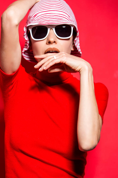 Beautiful young woman with sunglasses and hat, retro style. Summer holiday - Valokuva, kuva
