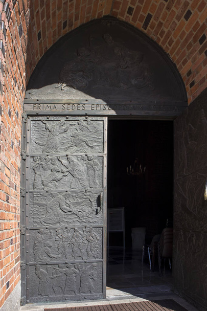 the door of Saint Peter and Paul Archicathedral Basilica on Ostrow Tumski island in Poznan, Poland. - Fotoğraf, Görsel