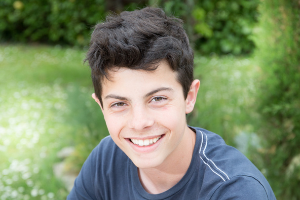 Jovem estudante homem ao ar livre na faculdade parque verde
 - Foto, Imagem