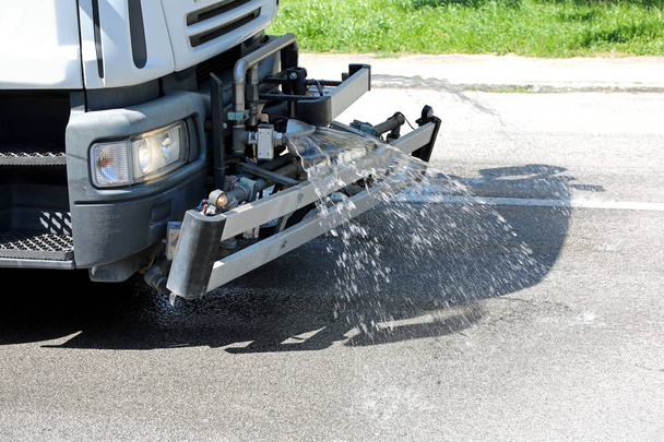 camión del municipio que limpia las calles con chorros de agua y jabón
 - Foto, imagen