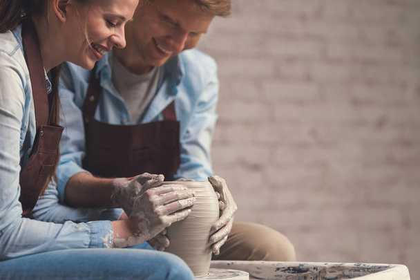 Smiling young couple in pottery - Foto, afbeelding