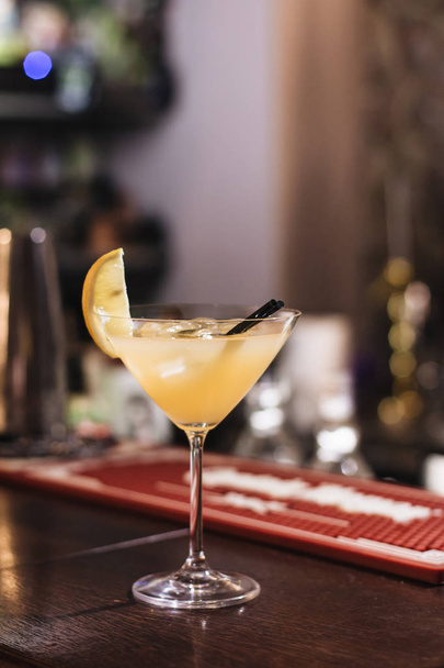 herkullinen cocktail jääpaloilla, sitruunalla ja oljilla baarissa
  - Valokuva, kuva