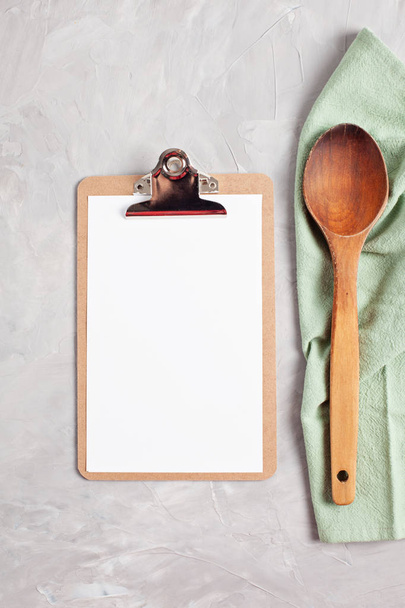 Papier Klembord met lege ruimte en keukengerei bovenaanzicht. Koken blog, klassen en recept tekst  - Foto, afbeelding