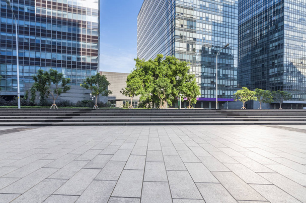 Панорамний краєвид і сучасні бізнес-офісні будівлі з порожньою дорогою, порожній бетонний квадратний поверх
 - Фото, зображення