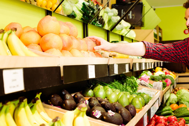 Man making fruits purchases in supermarket  - Fotografie, Obrázek