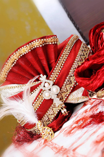 Sehra para el novio en la ceremonia tradicional de la boda india
 - Foto, imagen