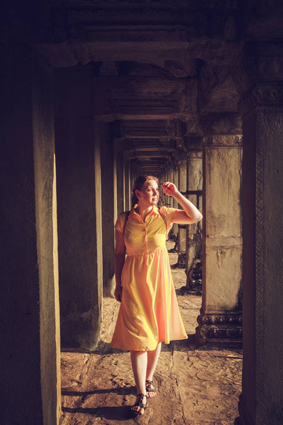 Tourist woman in the temple of Angkor Wat. Siem Reap, Cambodia. - Foto, Bild