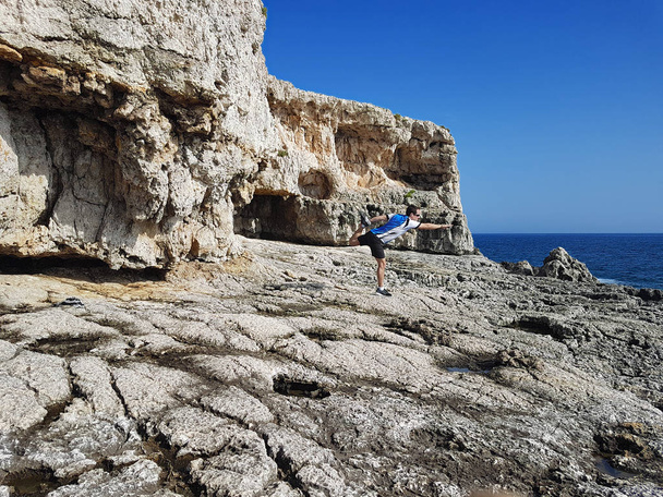 Yoga en las rocas
 - Foto, imagen