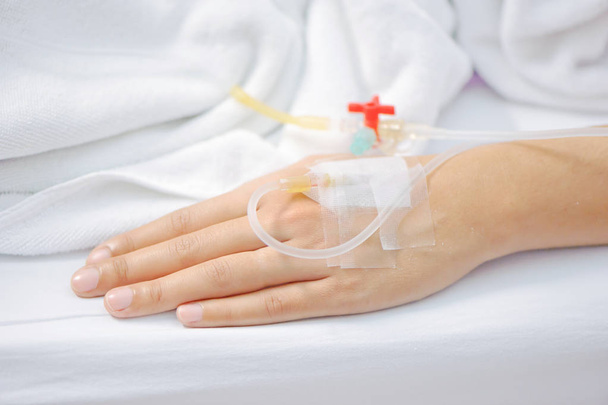 Un paciente en el hospital con solución salina intravenosa
 - Foto, Imagen