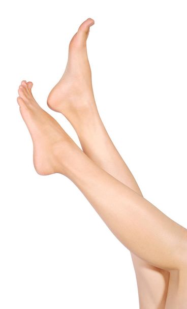 Largas piernas de mujer bonita, aisladas sobre fondo blanco
 - Foto, Imagen
