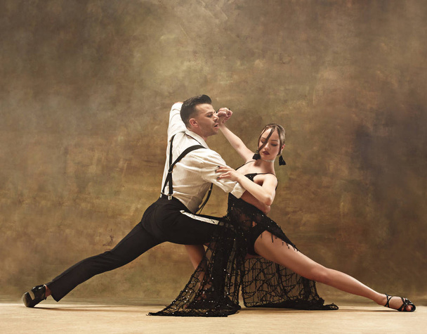 Flexible young modern dance couple posing in studio. - Fotoğraf, Görsel