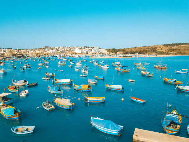 Panorama with traditional eyed colorful boats Luzzu in the Harbor of Mediterranean fishing village Marsaxlokk, Malta - Foto, Imagem