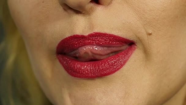 Ακραία κοντινό πλάνο της σέξι χείλη. Γυναίκα pursing χείλη σε μια σέξι, σαγηνευτικό χειρονομία. αργή κίνηση - Πλάνα, βίντεο