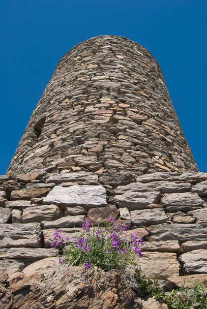 Close up da torre de Doria em uma das 5 terras do fundo
 - Foto, Imagem