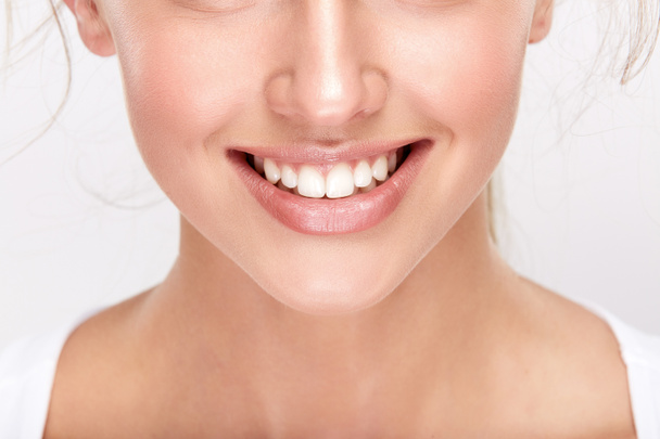 bela mulher sorridente com dentes brancos, conceito odontológico
 - Foto, Imagem