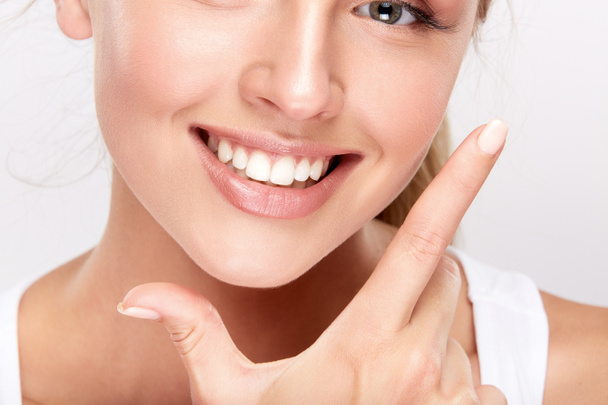 mooie lachende vrouw met witte tanden, tandheelkunde concept - Foto, afbeelding
