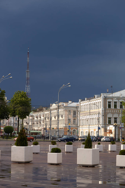 Homel, Fehéroroszország - 2018. május 17.: Sovetskaya Street, Lenin tér látképe - Fotó, kép