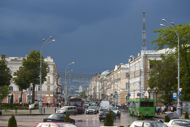 GOMEL, BÉLARO - 17 de mayo de 2018: Vista de la calle Sovetskaya desde la Plaza Lenin
 - Foto, imagen