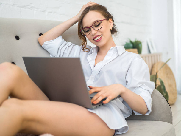 uśmiechający się kobieta pisania na laptopa w miejscu pracy kobieta pracuje w domu - Zdjęcie, obraz