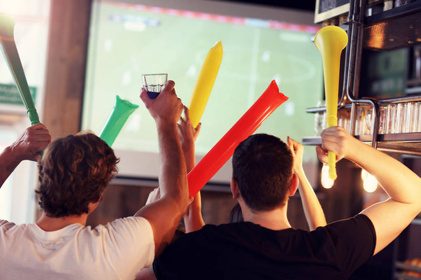 Grupa przyjaciół, oglądanie piłki nożnej w pubie - Zdjęcie, obraz