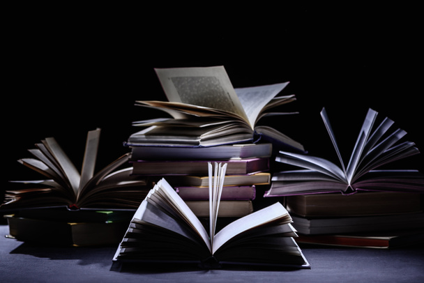 pile de livres sur la surface sombre sur noir
 - Photo, image