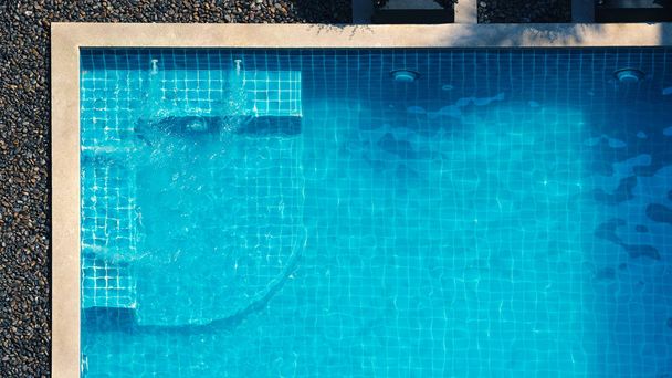 Плавательный бассейн и ванна-пузырь для отдыха в летний жаркий день и угол обзора с высоты птичьего полета
 - Фото, изображение