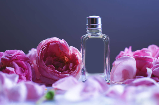 perfume feminino com flores de rosa no fundo cinza
 - Foto, Imagem