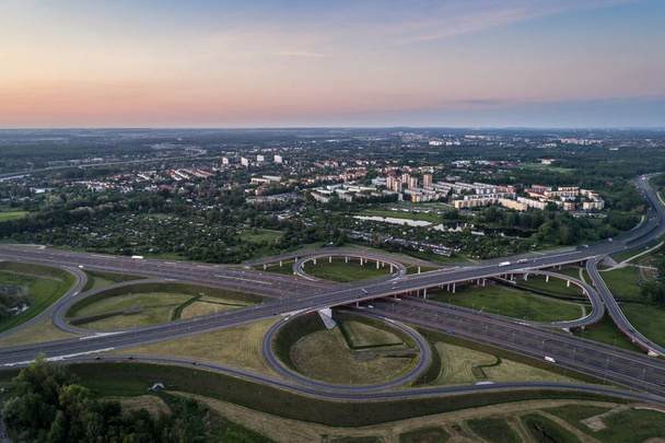 Vista aérea del dron en el cruce de la autopista. Gliwice, Silesia, Polonia
 - Foto, imagen