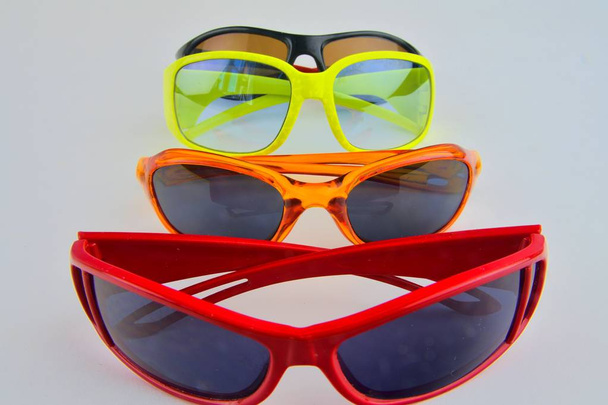 Набір різних окулярів. Стильні сонцезахисні окуляри для жінок та дітей. Колекція окулярів на білому тлі
 - Фото, зображення