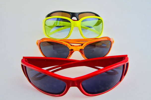 Satz verschiedener Gläser. stylische Sonnenbrille für Frauen und Kinder. Brillensammlung auf weißem Hintergrund - Foto, Bild