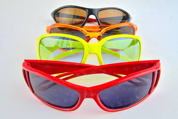 Satz verschiedener Gläser. stylische Sonnenbrille für Frauen und Kinder. Brillensammlung auf weißem Hintergrund - Foto, Bild