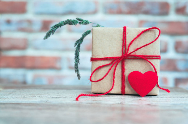 Forma de corazón, caja de regalo y flor, espacio de copia para enviar mensajes de texto
 - Foto, Imagen