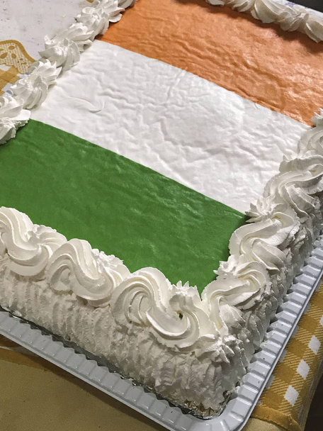 Pastel en forma de bandera irlandesa
 - Foto, imagen