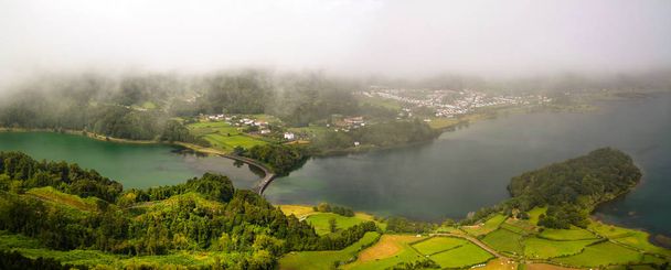 Vista aérea a los lagos Azul y Verde en Sete Cidades en Sao Miguel, Azores, Portugal
 - Foto, Imagen