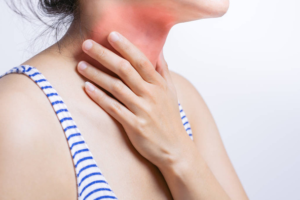 Біль у горлі у жінок. Жінка торкається шиї з болем у горлі відчуває себе погано. Концепція охорони здоров'я та медицини
 - Фото, зображення
