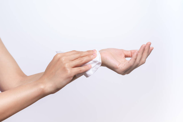 Donna che si pulisce le mani con carta velina bianca. isolato su uno sfondo bianco - Foto, immagini