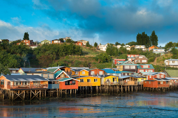 Tradizionali palafitte conosciute come palafitos nella città di Castro a Chiloe Island nel sud del Cile
 - Foto, immagini