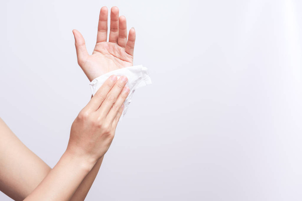 Femme se nettoyant les mains avec du papier mouchoir blanc. isolé sur un fond blanc - Photo, image