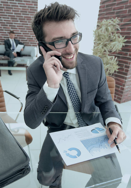 businessman talking on smartphone at his Desk - Foto, imagen