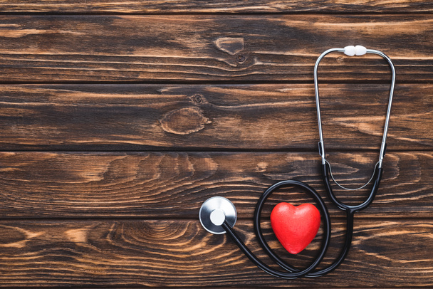 ylhäältä näkymä stetoskooppi ja punainen sydän symboli puinen pöytälevy
   - Valokuva, kuva