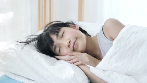 4k κοντινό υπέροχο ασιατικό κορίτσι κοιμάται με γλυκό όνειρο στην κρεβατοκάμαρα - Πλάνα, βίντεο